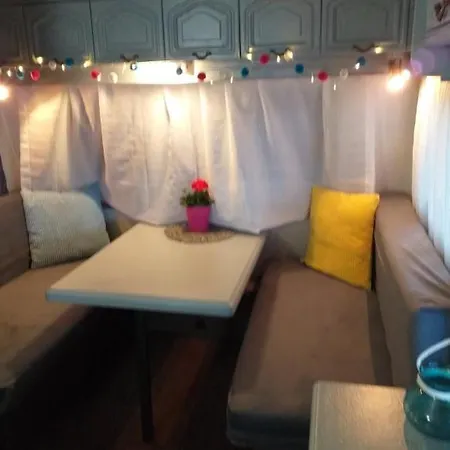 Camping Planb - Przyczepa Kempingowa We Wsi Nad Samym Brzegiem Jeziora Pluszne